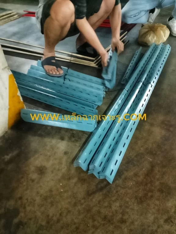 เหล็กฉากเจาะรู-และไม้อัดฟิล์มดำ สั่งตัดส่งลูกค้า ประตูน้ำ